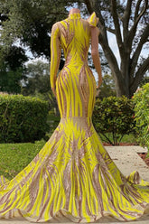 Elegante vestido de fiesta amarillo largo de sirena con cuello alto, tul y encaje, con mangas
